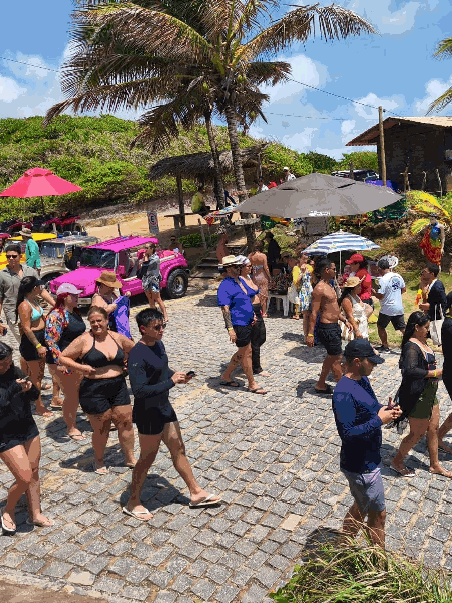 colagem de várias fotos do litoral norte de João Pessoa, Paraíba